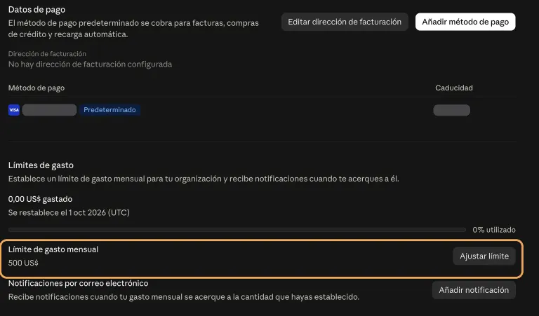 El bloque «Límites de gasto» dentro de Facturación, con la fila «Límite de gasto mensual» y el botón «Ajustar límite» señalados; la tarjeta de pago aparece tapada