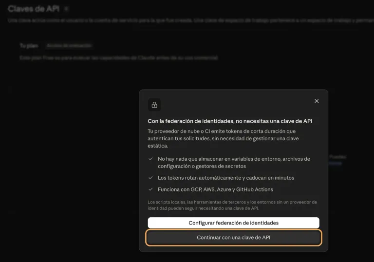 Aviso previo de la consola sobre la «federación de identidades»; señalado el botón «Continuar con una clave de API», que es el que hay que pulsar
